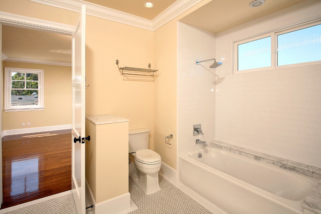 glenbarr-bathroom-tub_4732185809_o